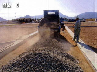 下層路盤材を次々と搬入